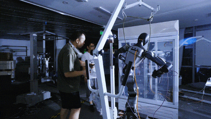 ！机器人Moz1卷入办公室全力冲刺万亿赛道不朽情缘游戏具身智能猛将再狂揽近6亿融资(图3)